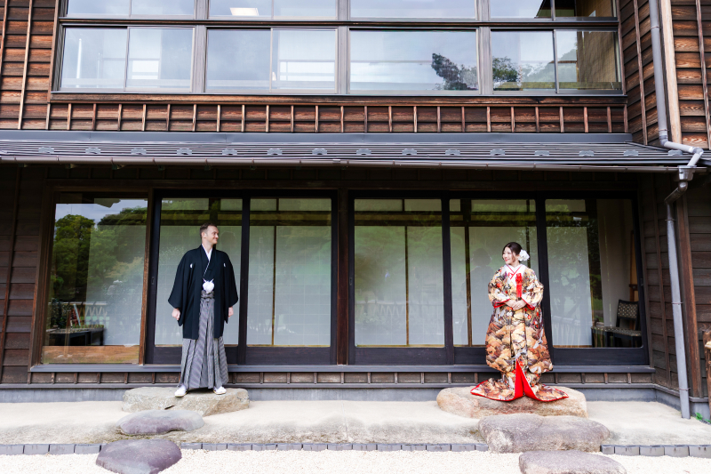 松聲閣をバックに