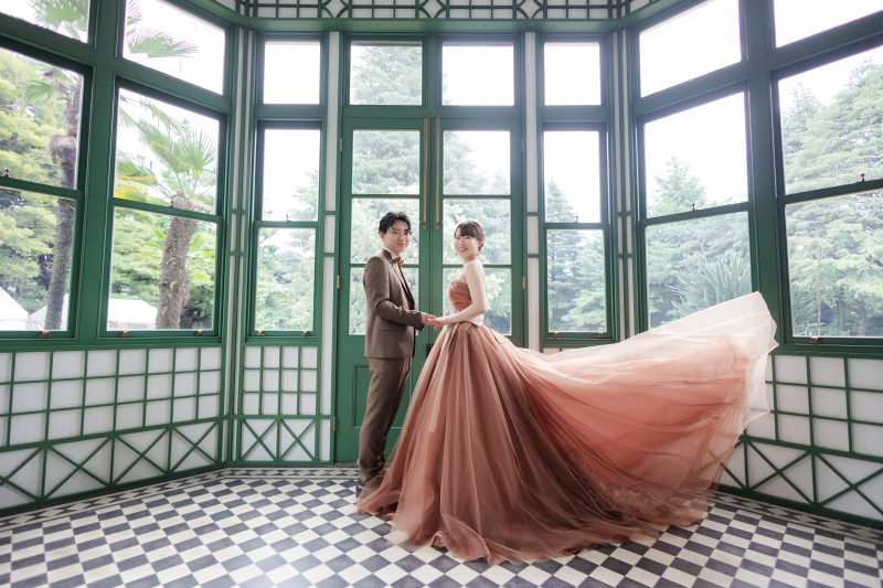 手を取りあって。