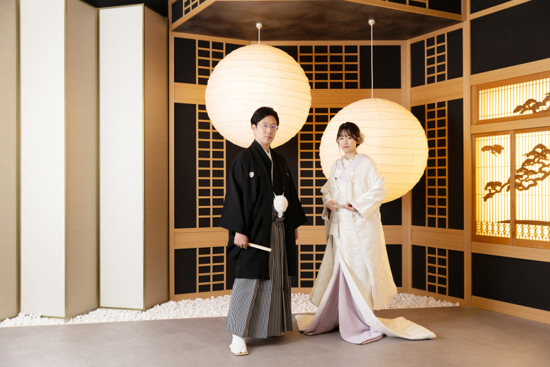 新郎新婦を表した提灯の背景