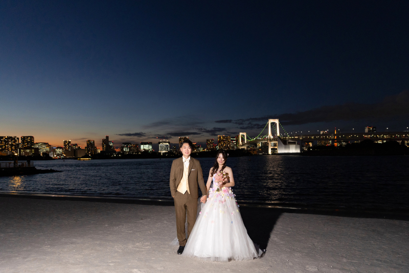 静かな海を背景に。