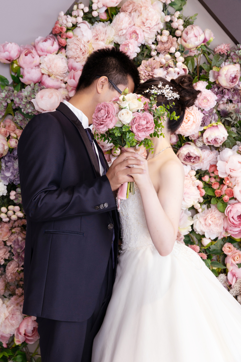 ブーケで顔隠し…♡