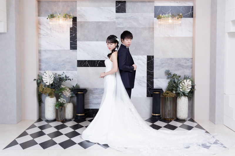 背中合わせ...