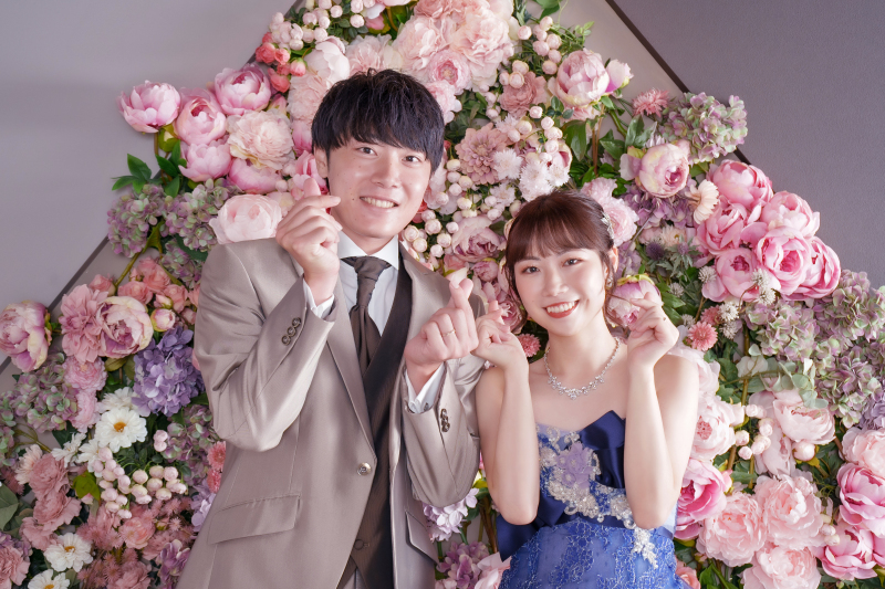 お花に囲まれてハートポーズ♡