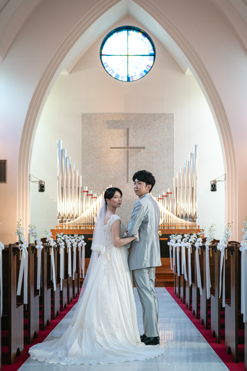 祭壇をバックに大胆に…
