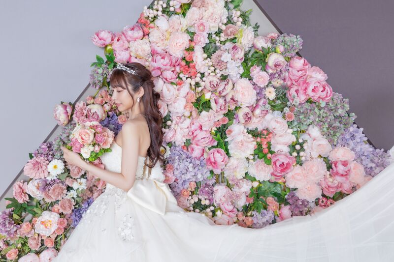 お花に囲まれてトレーンがふわり♡
