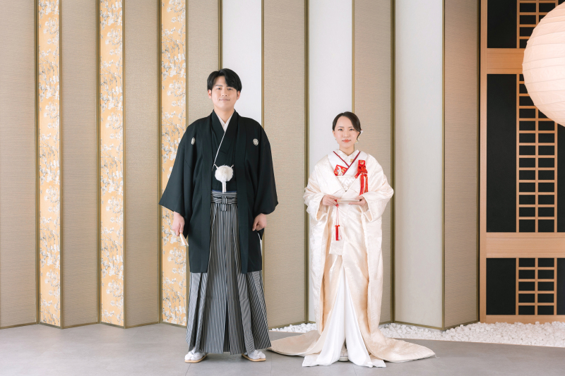 屏風のシーンで白無垢×黒紋服