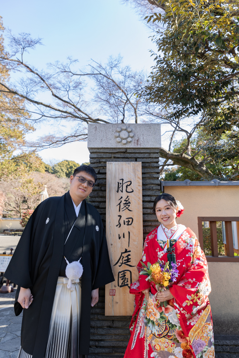 看板の前で・・・