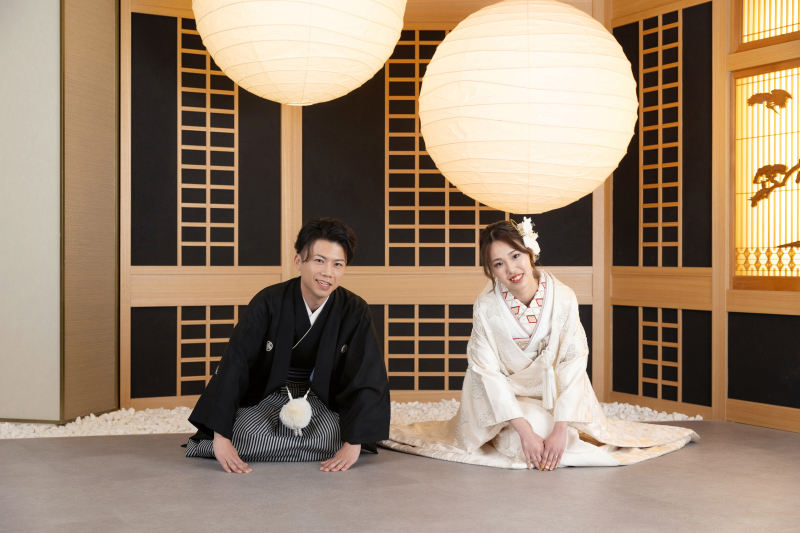 正座でスマイル