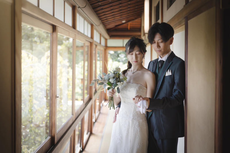 歴史を感じる回廊で、時が止まったような1枚。