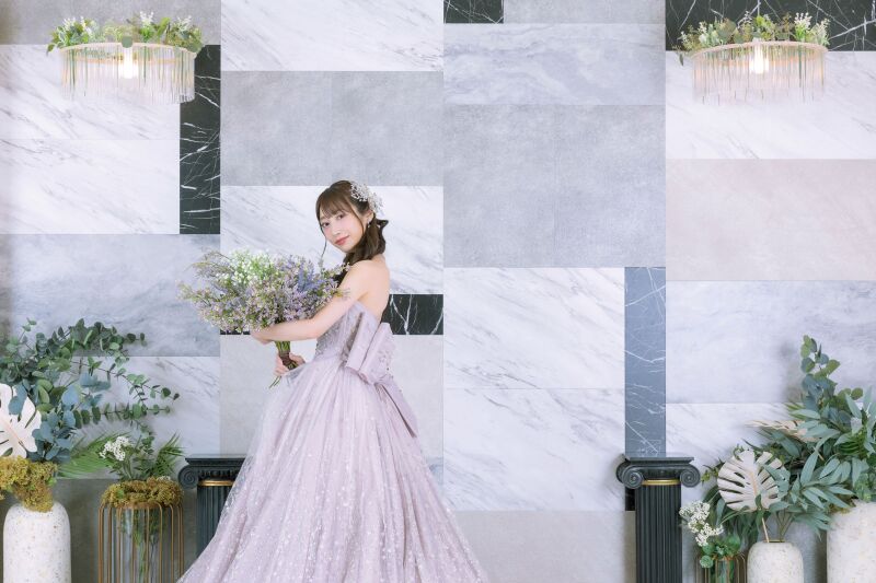 大きな花束を抱えて小顔効果◎
