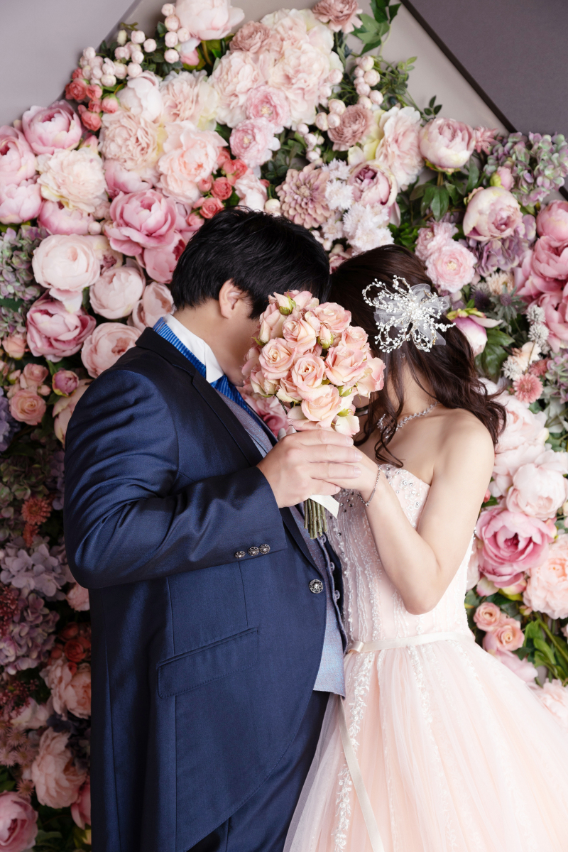 ブーケで顔隠し♥