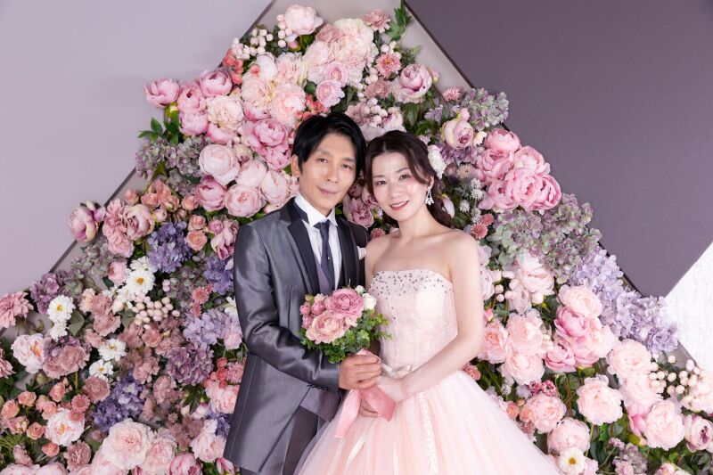 ピンクのドレスを着てピンクのお花に囲まれて