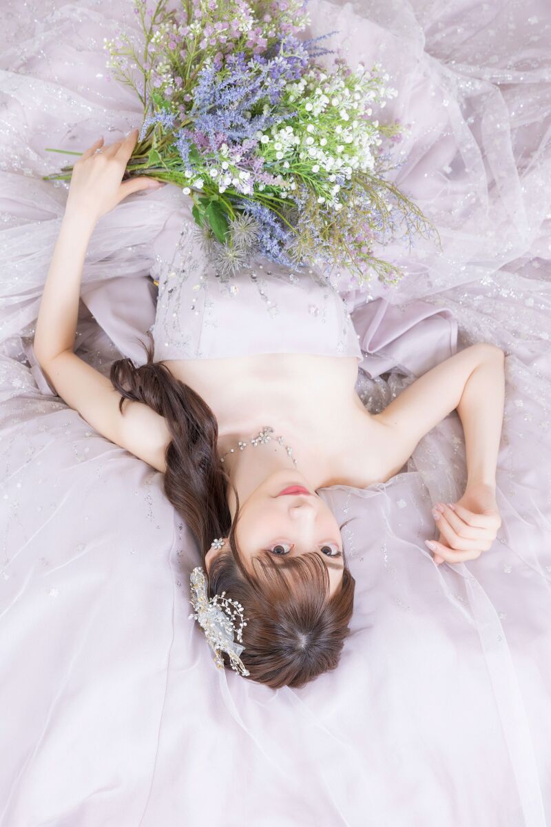 ドレスに包まれて「寝ころびショット」