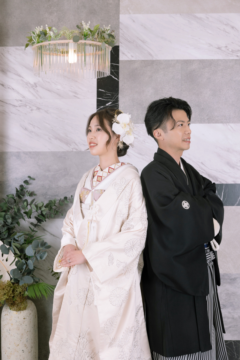 和装で背中合わせ