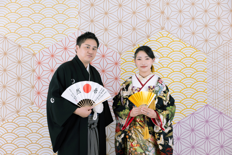 タペストリーの背景で凛々しく