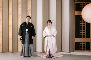 淡い白無垢と鮮やかな色打掛とともに