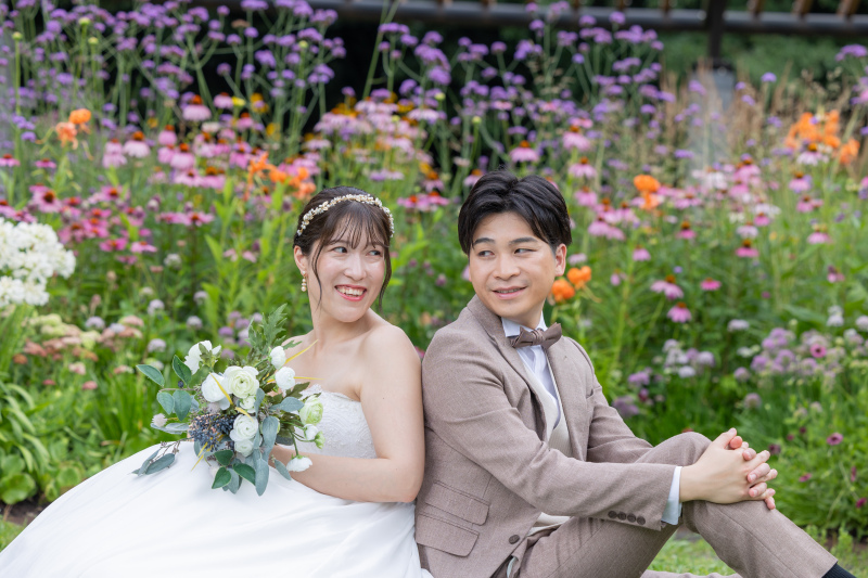 お花をバックに座りショットも☆