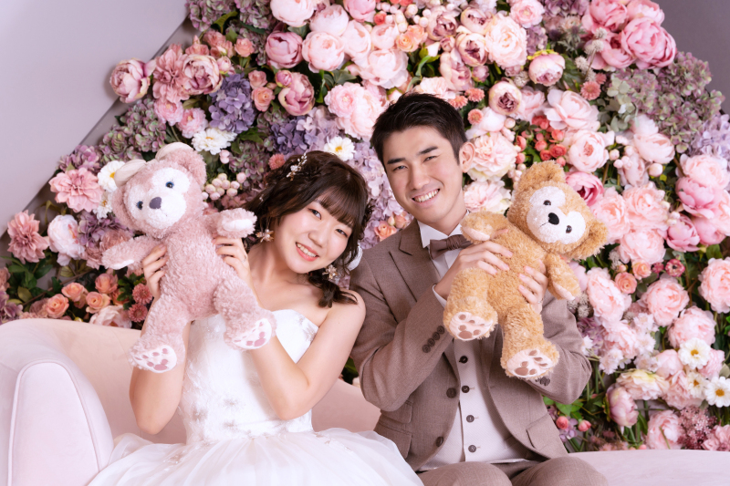 ウェディングドレスではぬいぐるみと一緒に