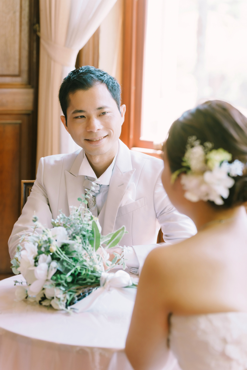 お部屋で座ったお写真!ご新郎様バージョン