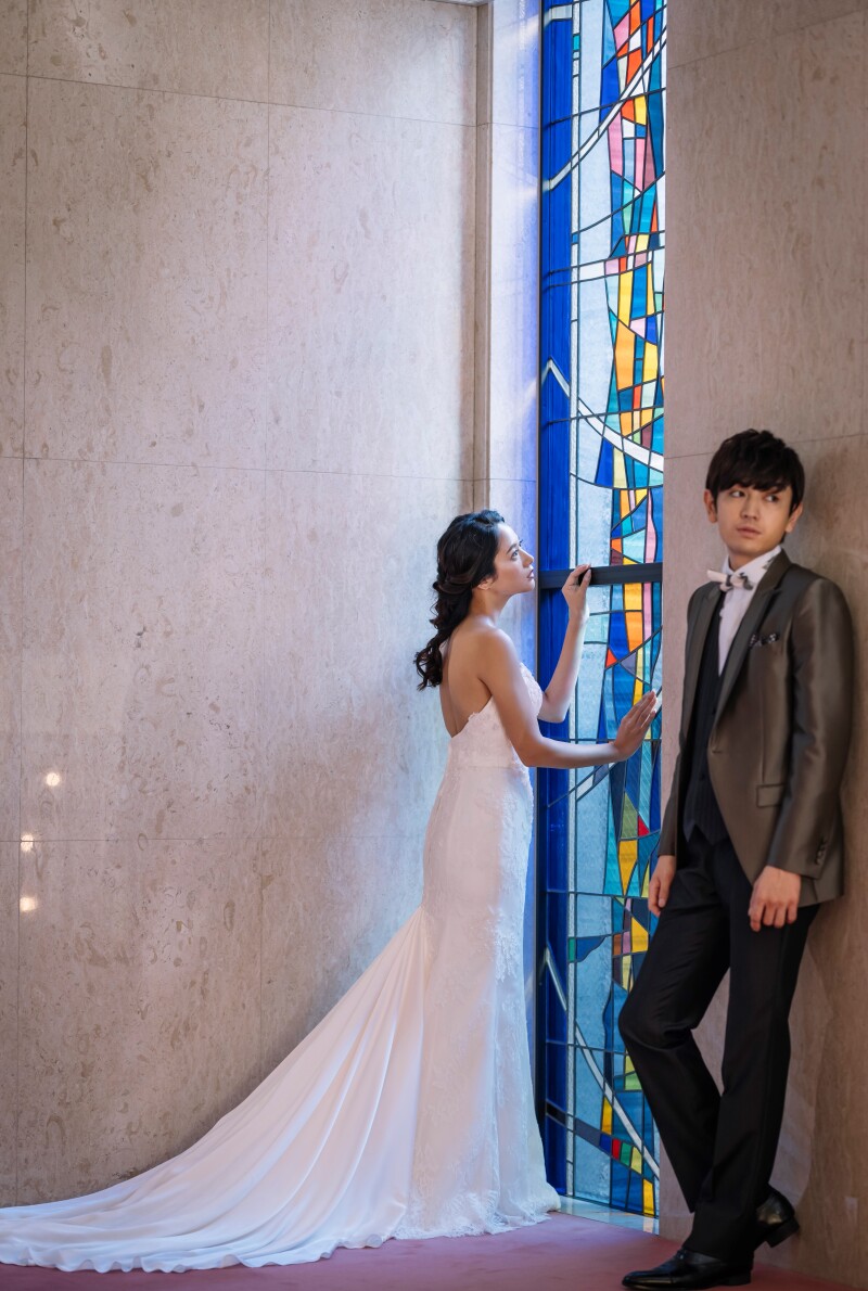 ステンドグラスからの光で美しく