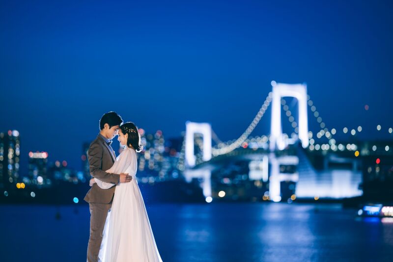 光輝くレインボーブリッジバックに