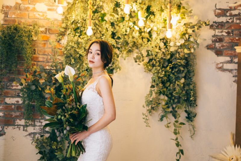 シーンによってブーケや小物も