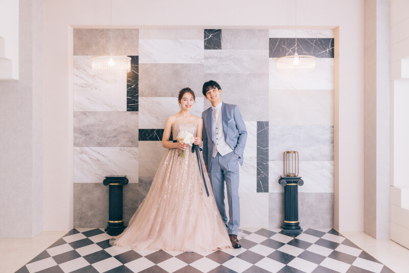 スタジオで映える華やかな一着