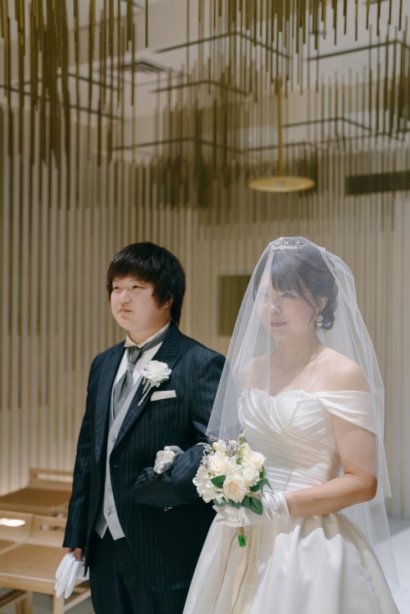 チャペルを歩くおふたり