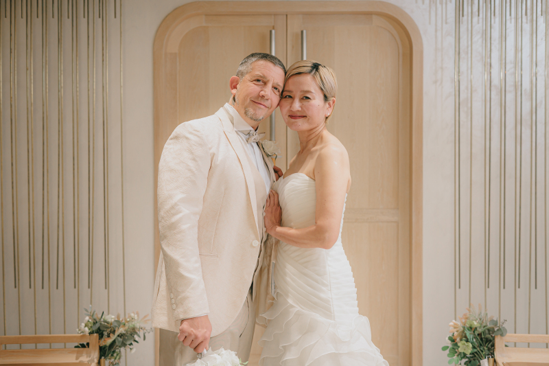 ベージュのタキシードとマーメイドドレスでカッコよく！