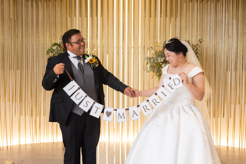 仲良く手をつないで