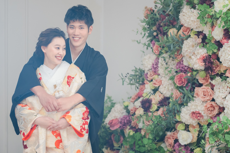 華やかなお花の前で...