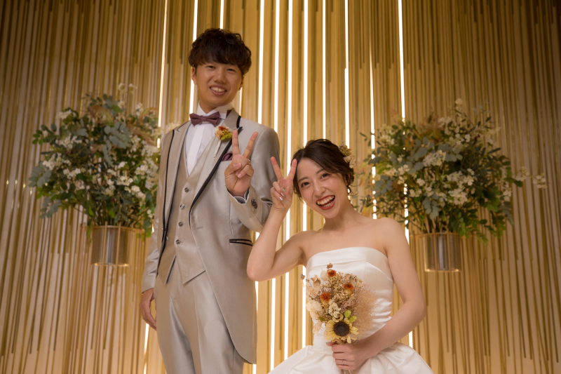 カメラをのぞき込んで