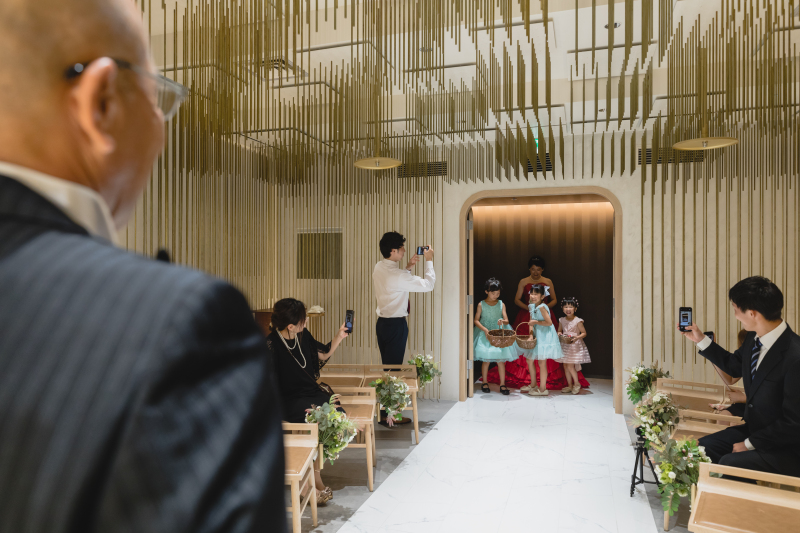 挙式風の入場シーンから...