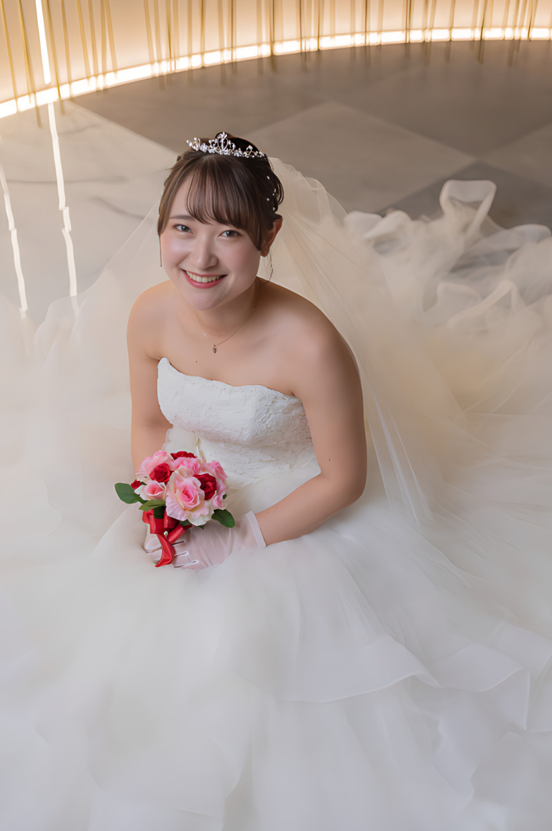 広がったドレスの中の笑顔