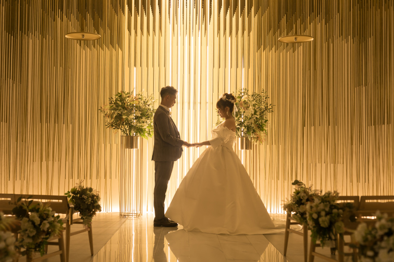 ゴールドの温かみのあるチャペルで