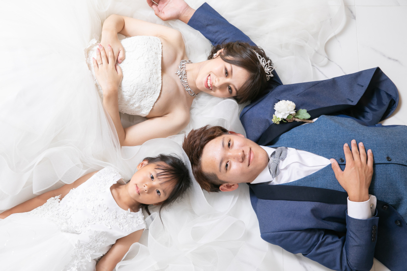 家族３人での寝転びショット