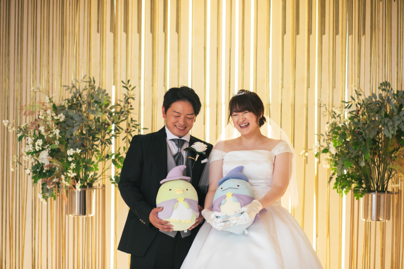 ぬいぐるみを抱っこ