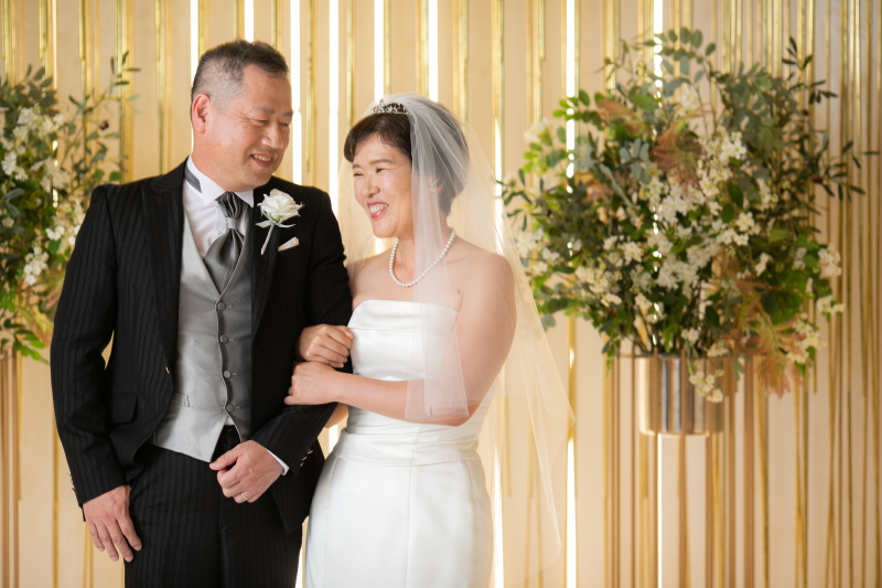 仲良く腕を組んで