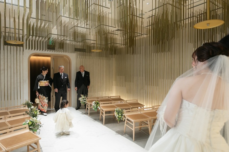 ウエディングドレスへ