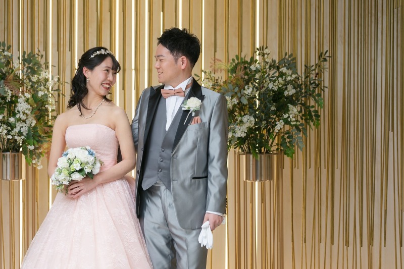 まずはカラードレスから