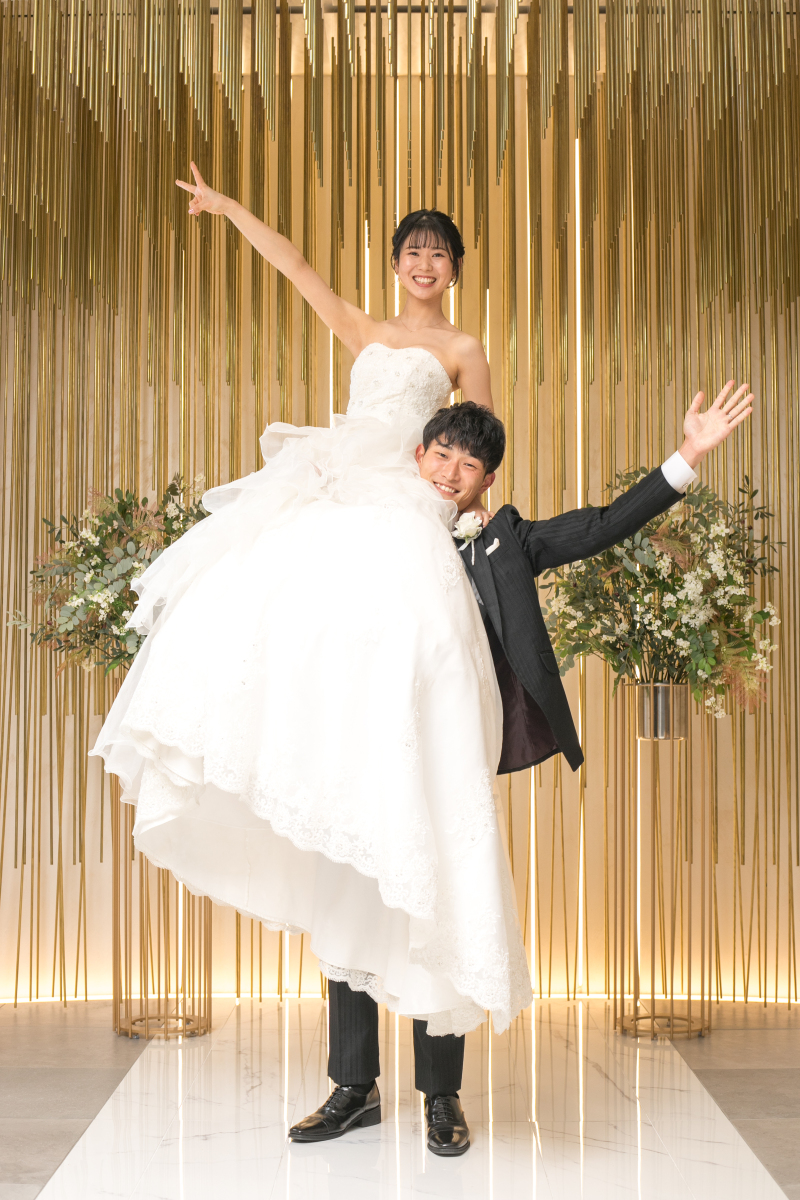 新郎様の肩にのって