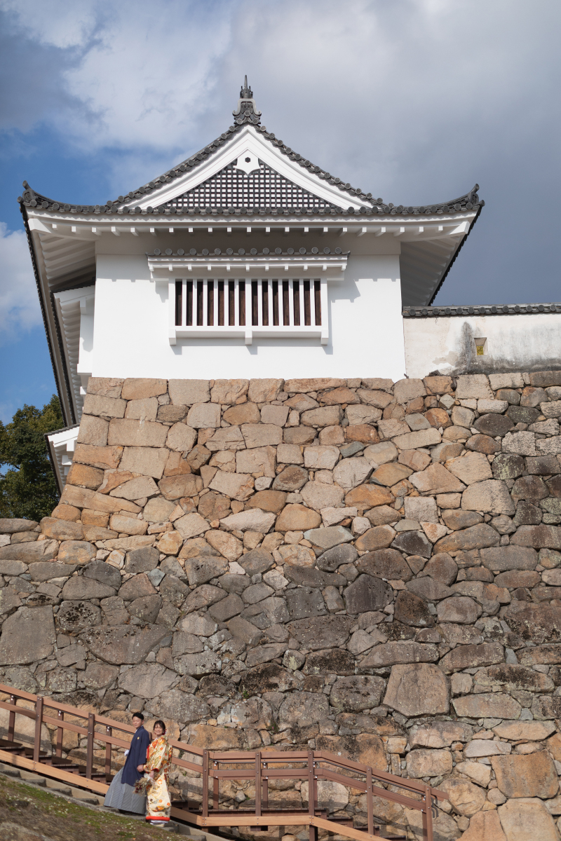 不明門 (あかずのもん)に向かう石垣