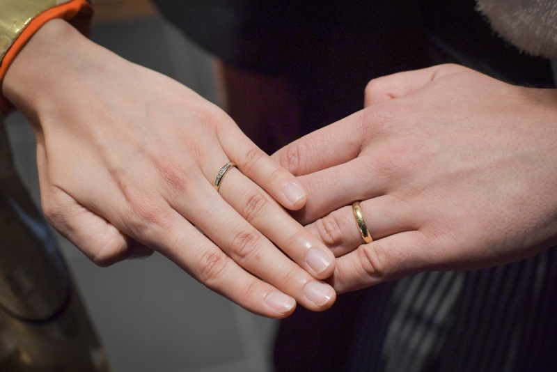 手と手をとって