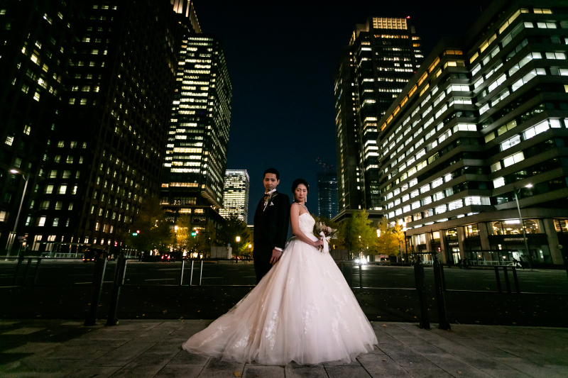 街並みをバックに