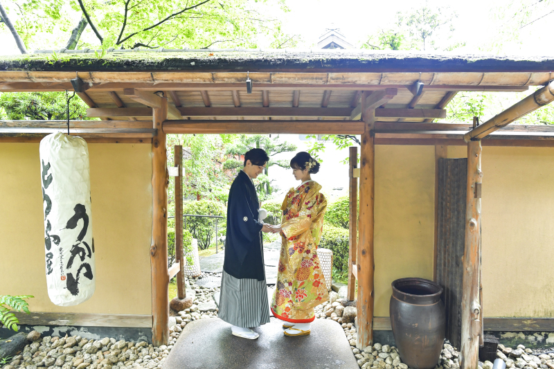 手を取り合って