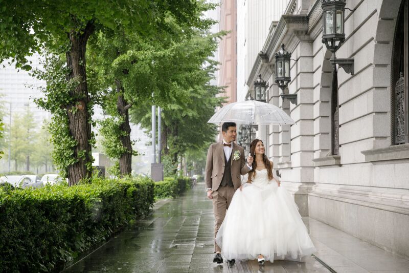 雨も味方に。相合傘ショット♥