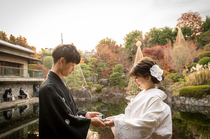 おふたりで手を取り合って、指輪と一緒に。