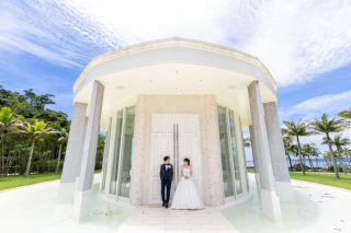 沖縄のチャペルとビーチでロケーションフォト