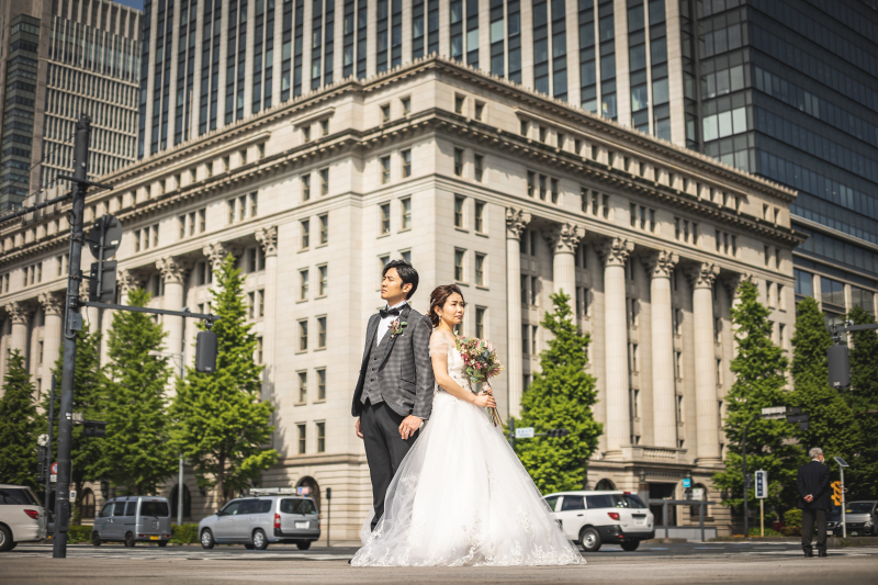 東京のスタイリッシュな街並みをバックに