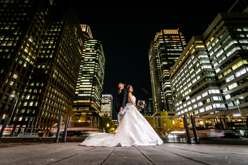 丸の内の夜景をバックに